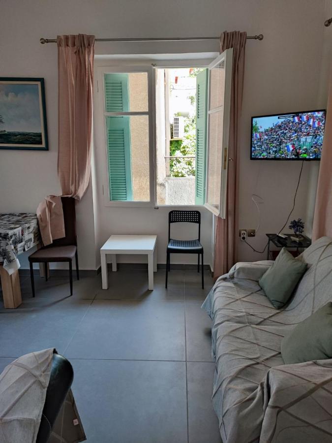 나플리오 Ευχάριστο Σπίτι Στο Κέντρο Της Πόλης Του Ναυπλίου. 아파트 외부 사진